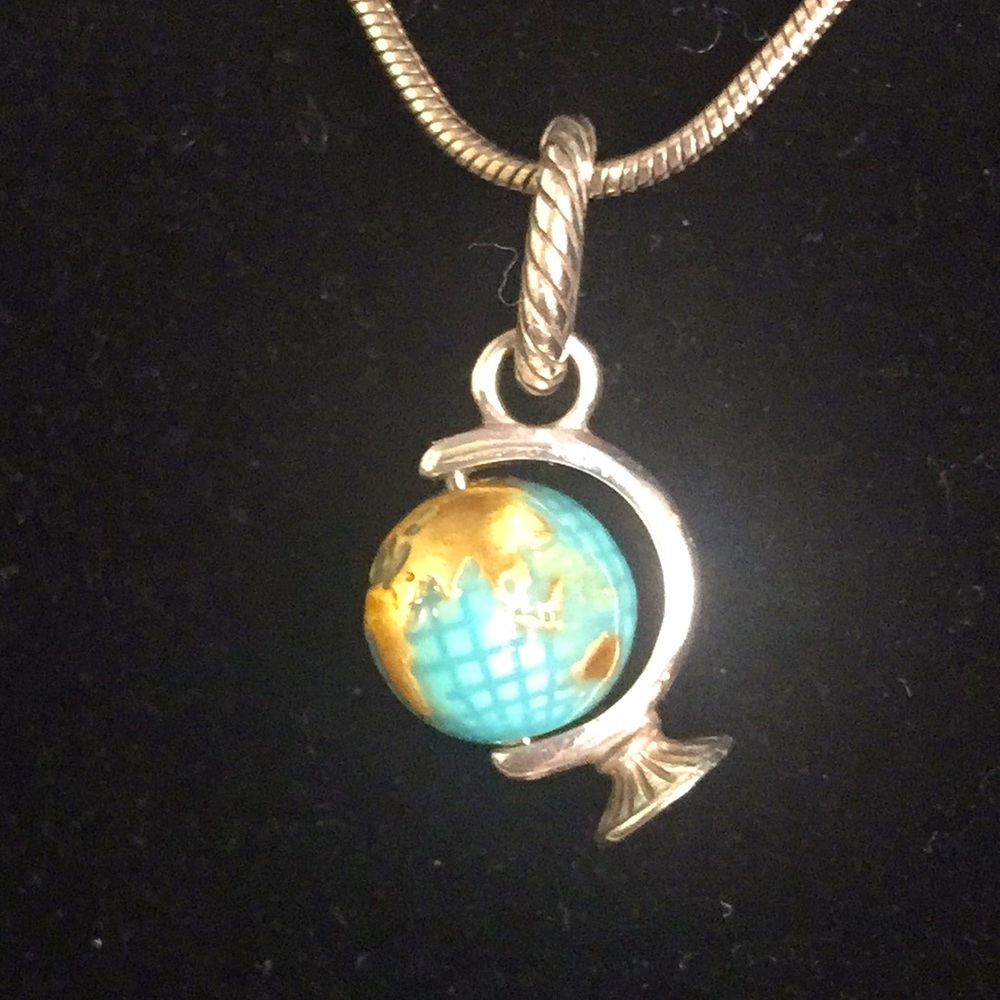 Brighton necklace working globe, earth silver tone